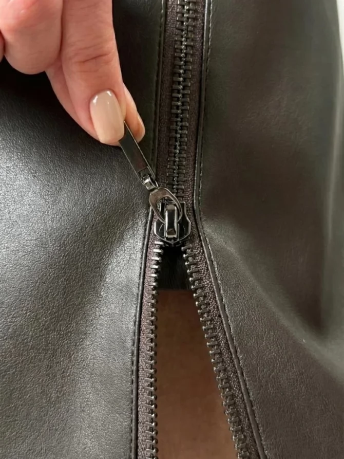 Юбка короткая из эко-кожи с молниями OD-1004-1 коричневый