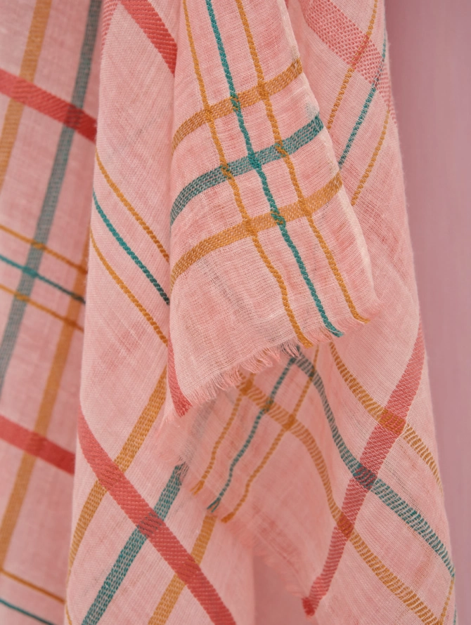 Палантин в нежно-розовую клетку