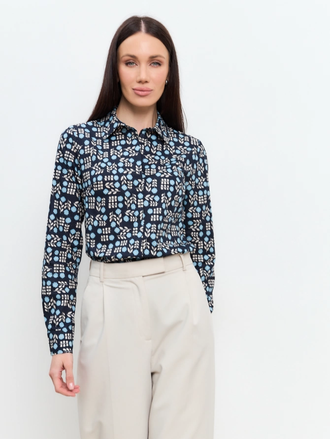 Блузка классическая с контрастной стойкой, голубые цветы на темно-синем