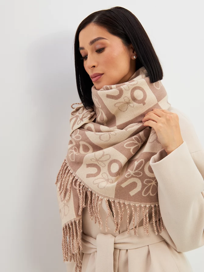 Палантин женский с авторским узором и бахромой