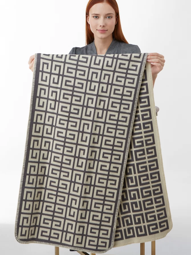 Палантин женский с двусторонним геометрическим принтом