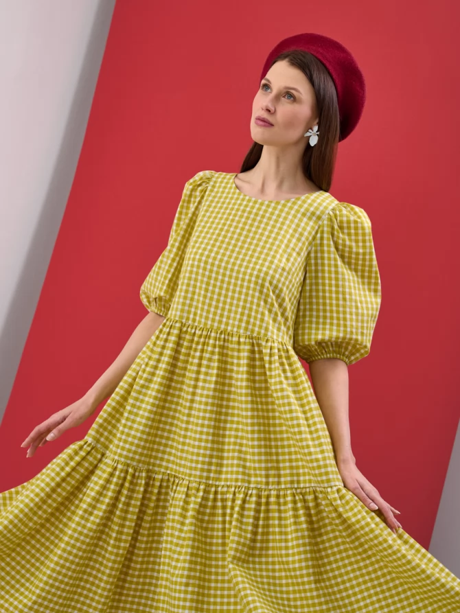 Платье с рукавами-буфами в желто-белую клетку