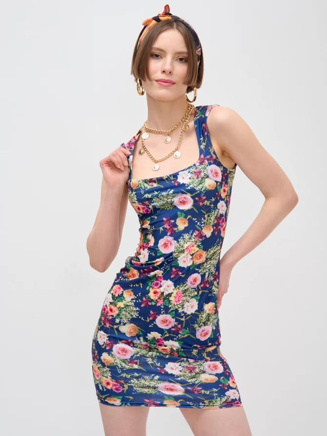 Платье с вырезом каре