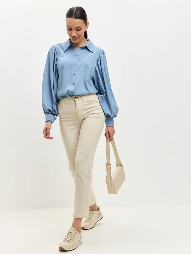 Блузка с объемным рукавом из тонкой джинсы голубая