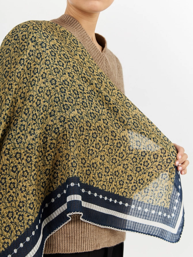 Платок женский двусторонний с растительным узором