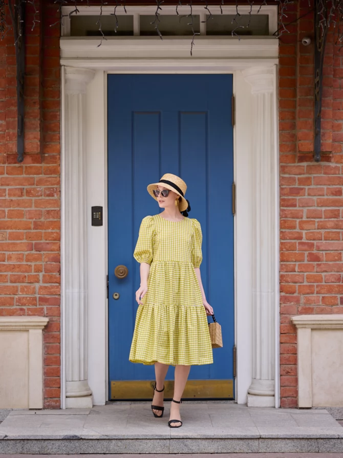 Платье с рукавами-буфами в желто-белую клетку