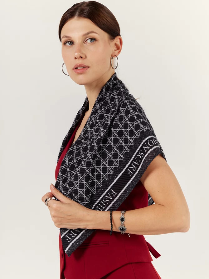 Платок двусторонний с геометрическим принтом и надписью FASHION SCARF