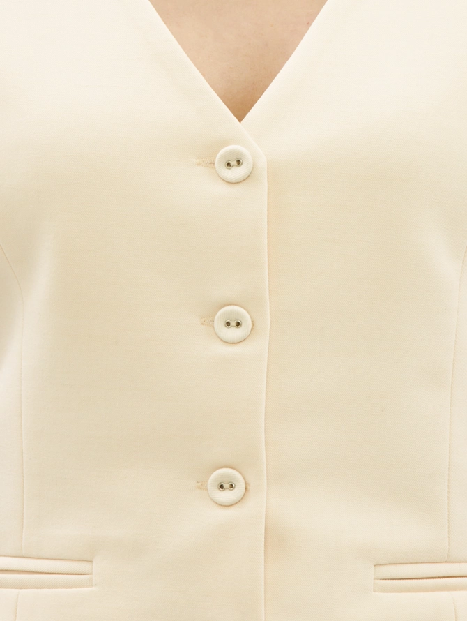 Жилет из костюмной ткани молочный OD-920-4