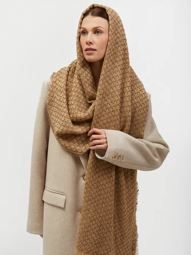 Палантин с рельефной фактурой, цвет кэмел