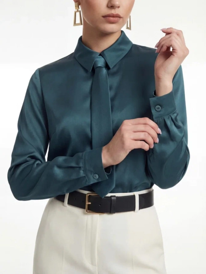 Атласная блузка с галстуком бутылочного цвета