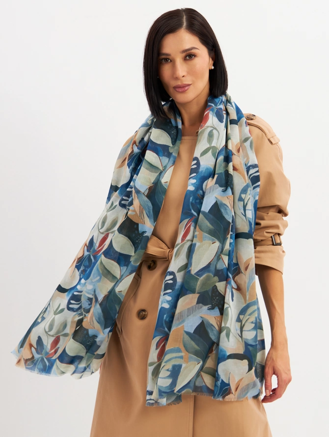 Палантин с абстрактным принтом и бахромой