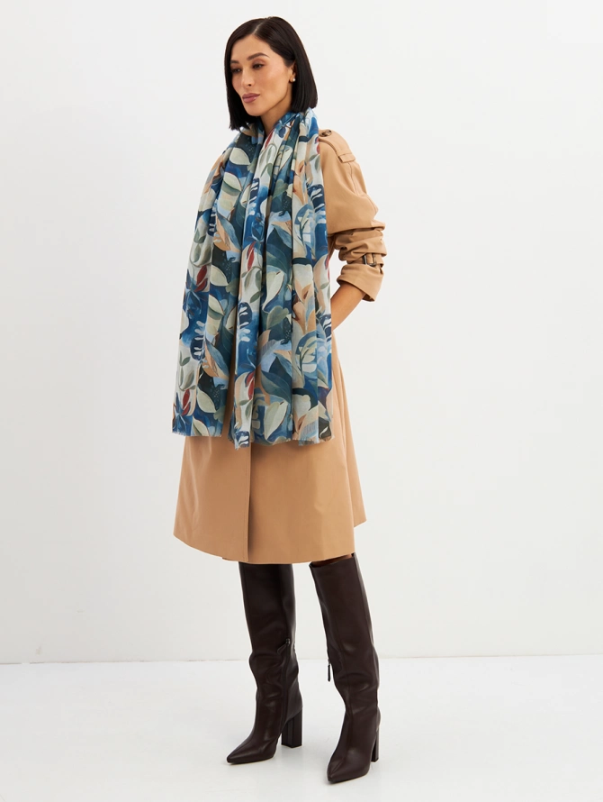 Палантин с абстрактным принтом и бахромой