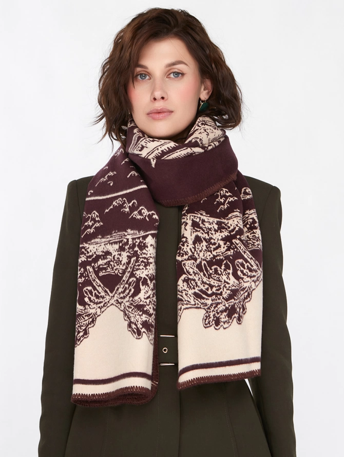 Палантин женский двусторонний с контрастным принтом