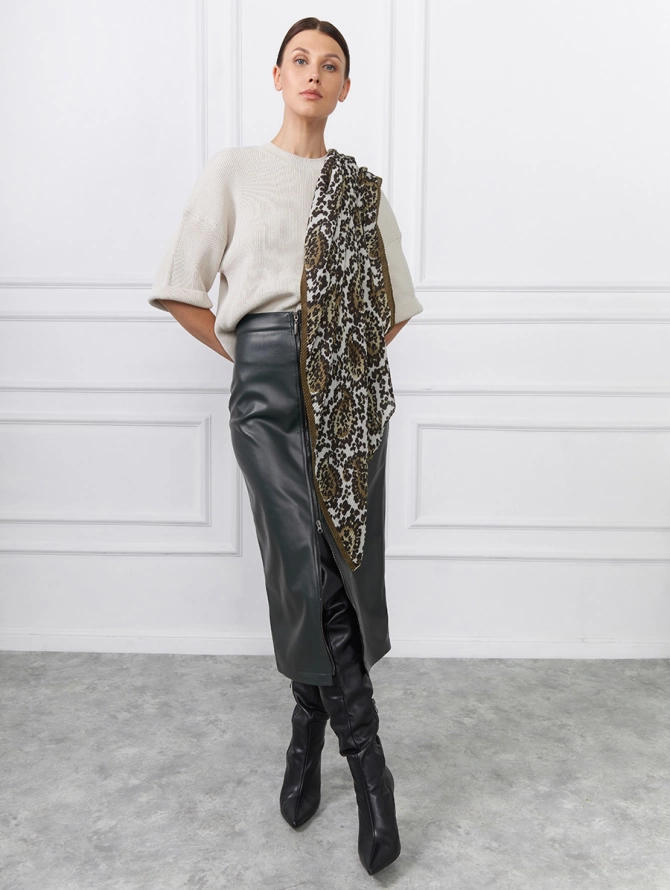 Палантин жатый с анималистичным принтом