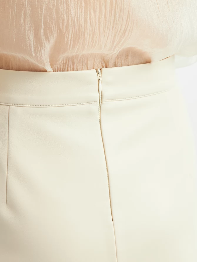 Юбка короткая из эко-кожи с молниями OD-1004-3 молочный