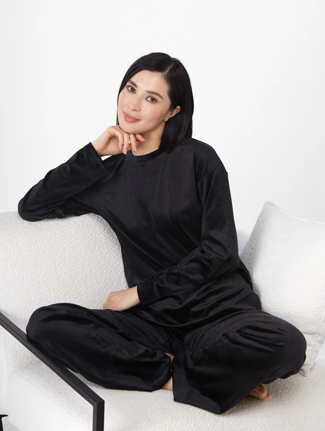 Костюм из велюра черный