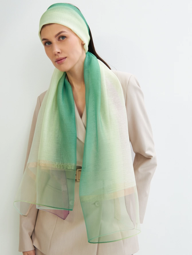 Палантин женский градиентный с атласной текстурой