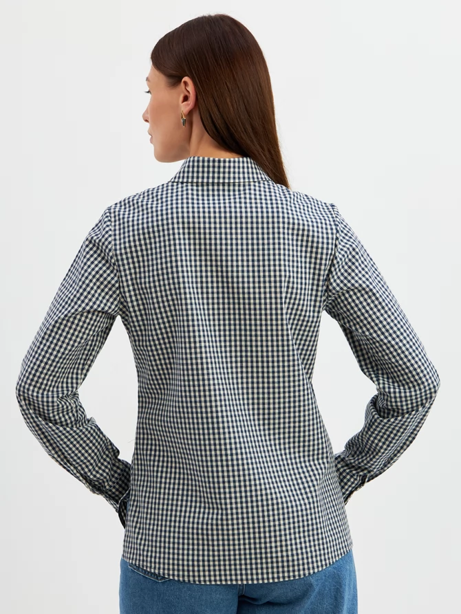 Блузка классическая с контрастной стойкой синяя клетка