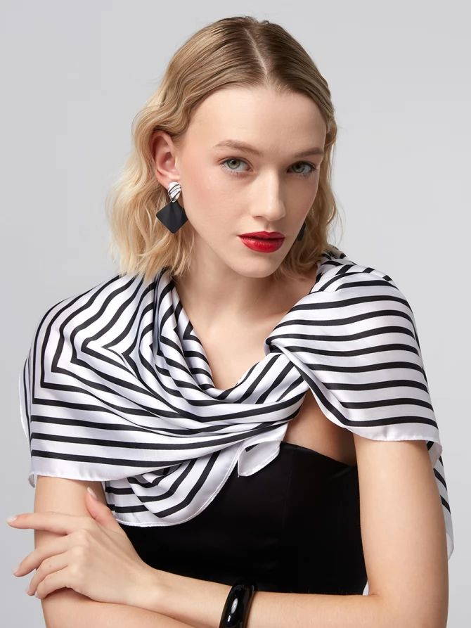 Платок с диагональным полосатым принтом