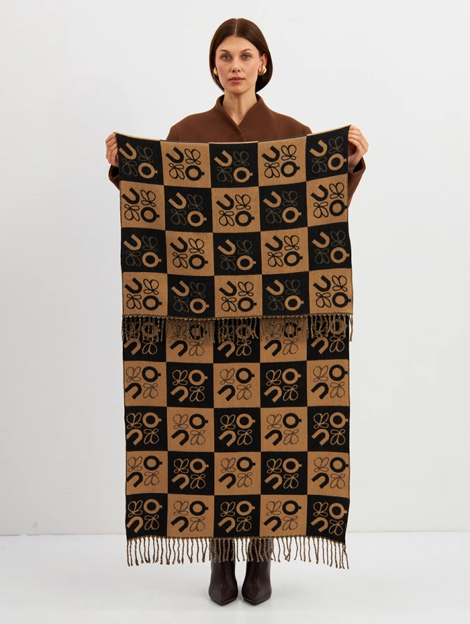 Палантин с графичным узором и бахромой