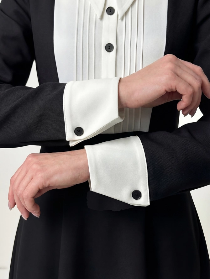 Платье черное миди из костюмной ткани с белой вставкой