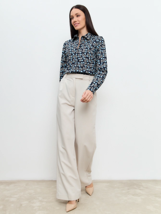 Блузка классическая с контрастной стойкой, голубые цветы на темно-синем