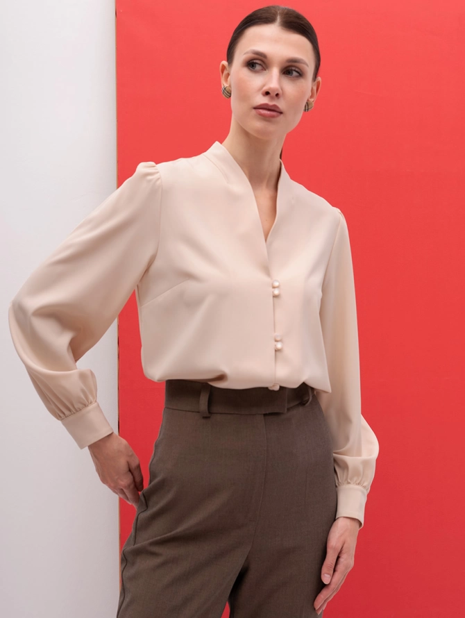 Блузка бежевая с воротником-стойкой и V-вырезом OD-735-9