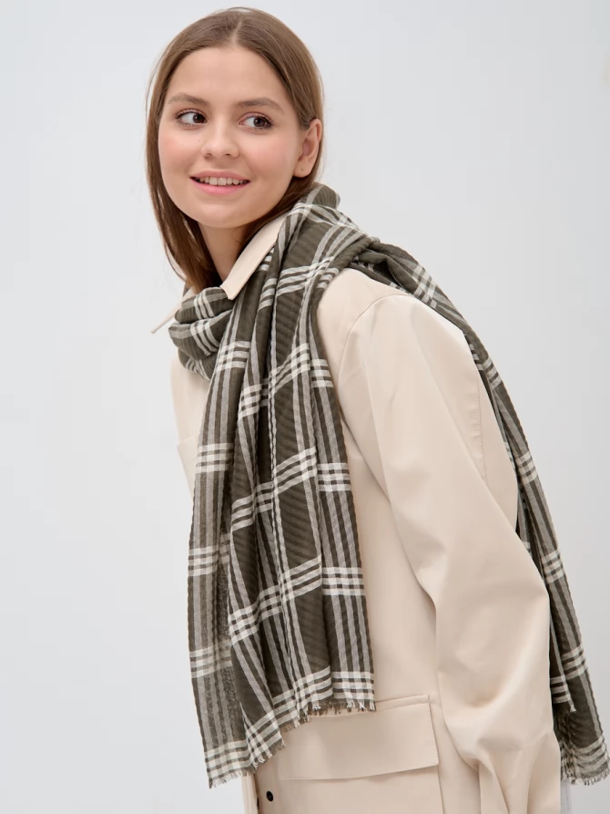 Палантин в клетку с фактурным плетением