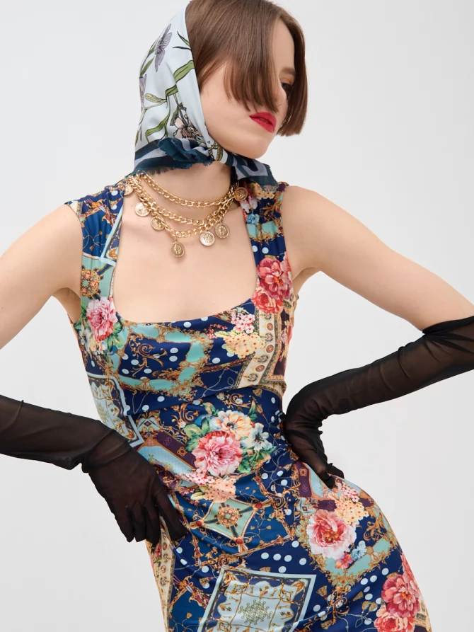 Платье с вырезом каре