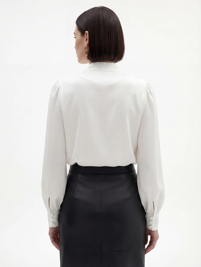 Блуза с вырезом  