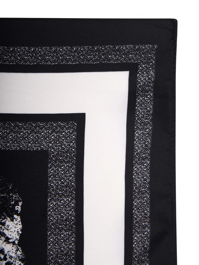 Платок с контрастным черно-белым принтом