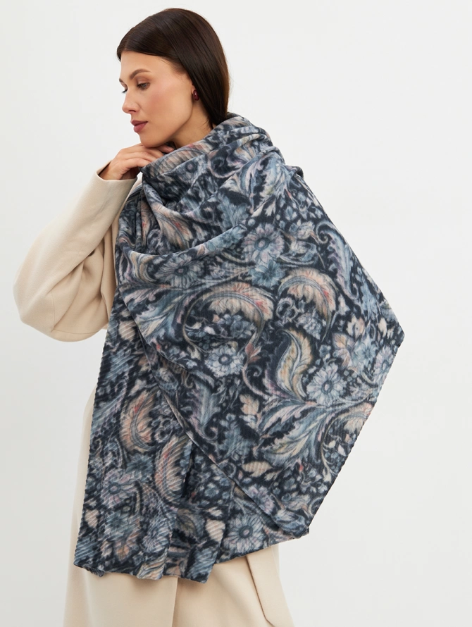 Палантин женский с узорным принтом и жатой фактурой