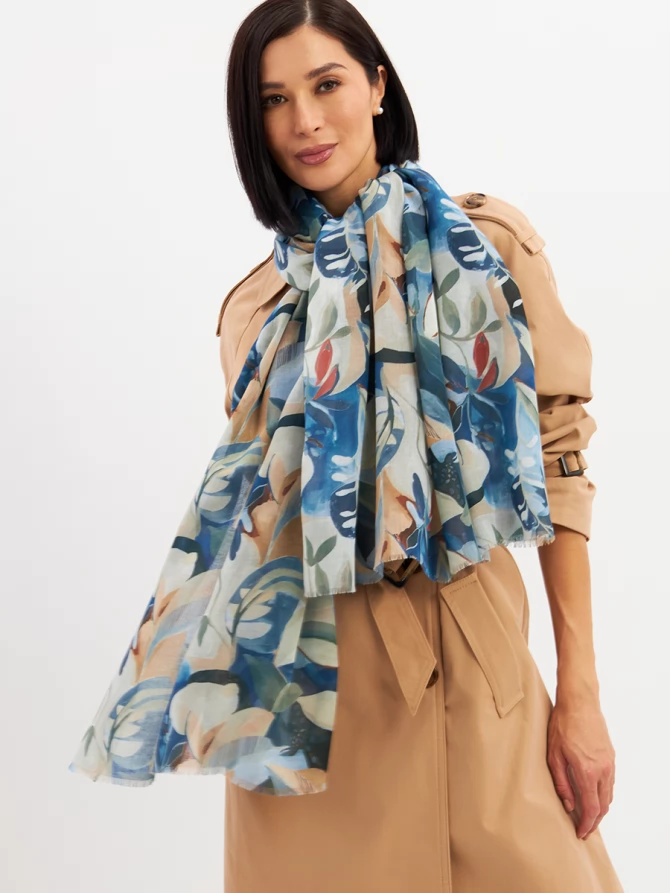 Палантин с абстрактным принтом и бахромой