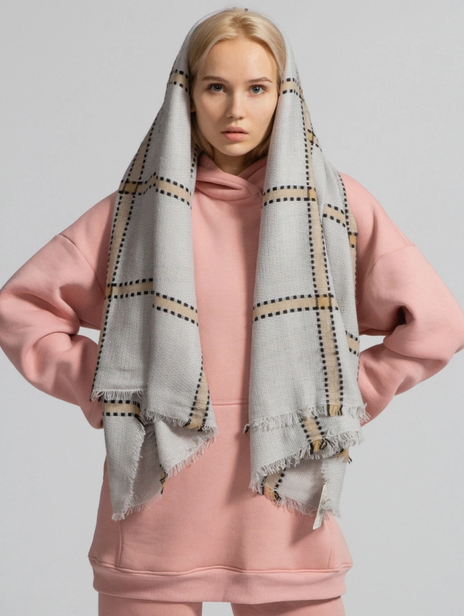 Платок двусторонний с геометрическим узором и бахромой