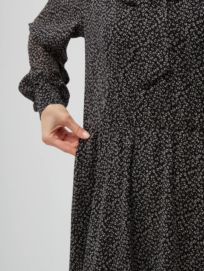 Платье черное из принтованного шифона с воротником-галстуком и резинкой на талии