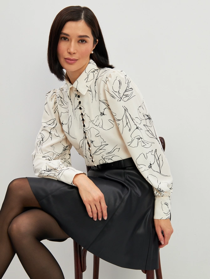 Блузка с принтом "Черный цветок" на светлом фоне