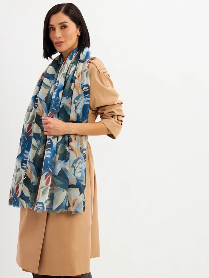 Палантин с абстрактным принтом и бахромой