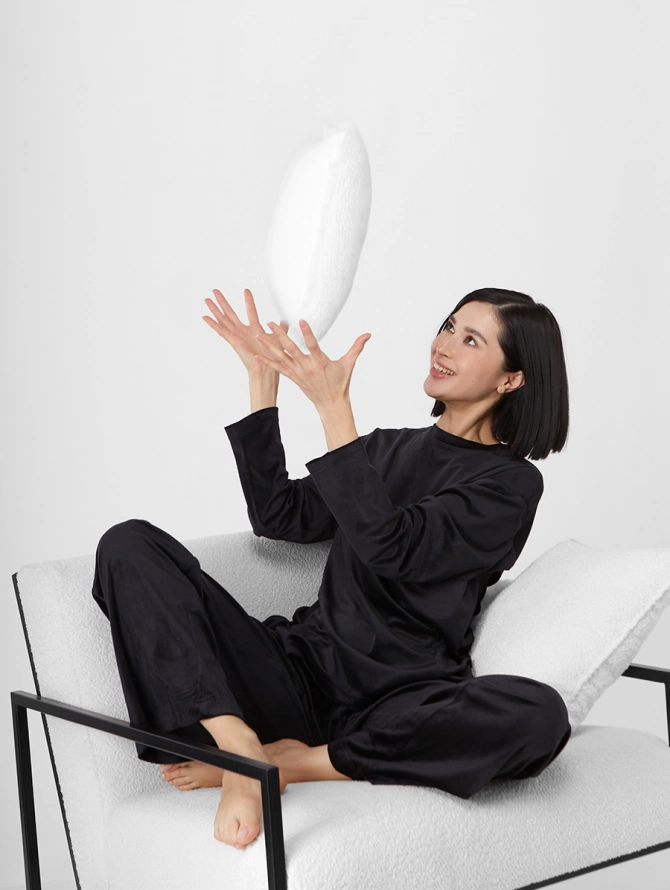 Костюм из велюра черный