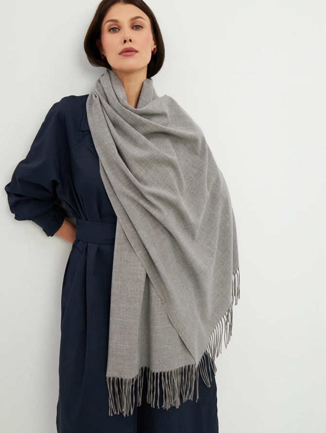 Палантин женский двусторонний серый с кистями