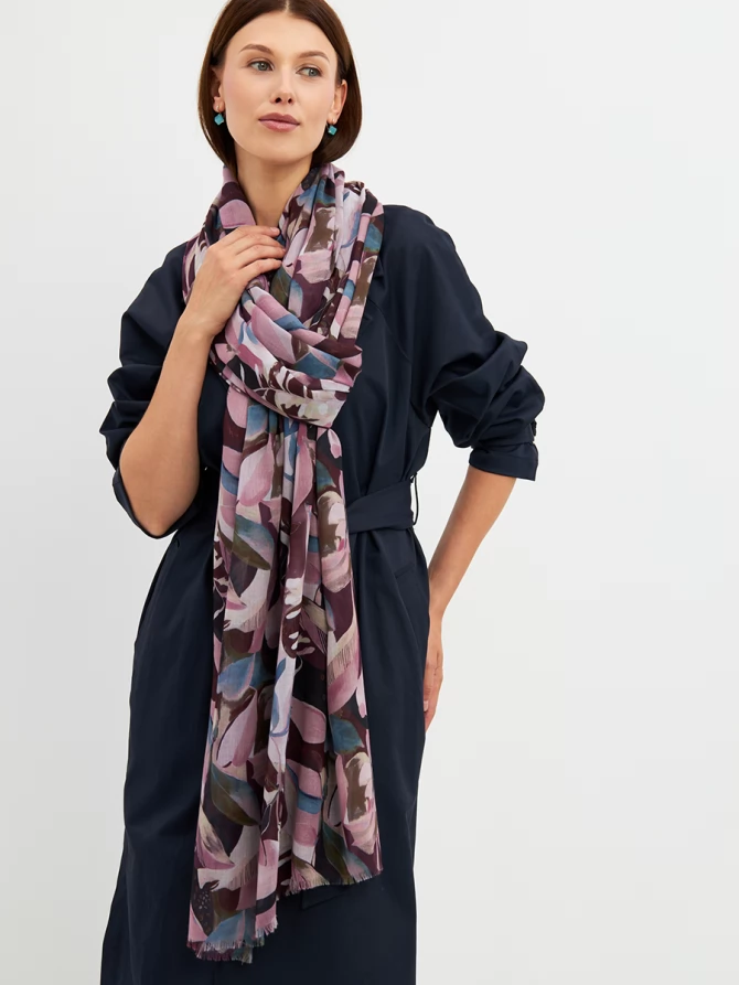 Палантин с абстрактным узором и бахромой