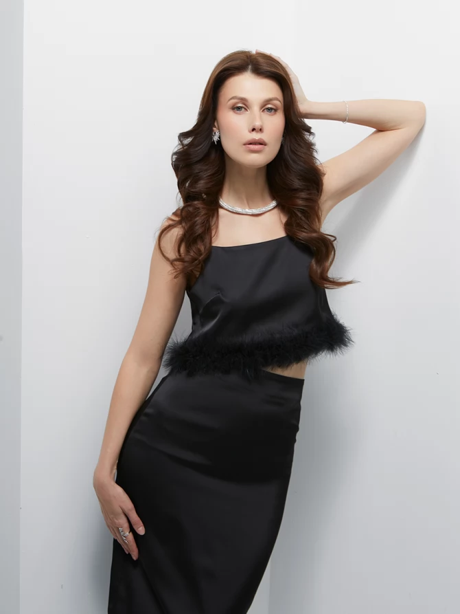 Юбка прямая с декором из перьев черная