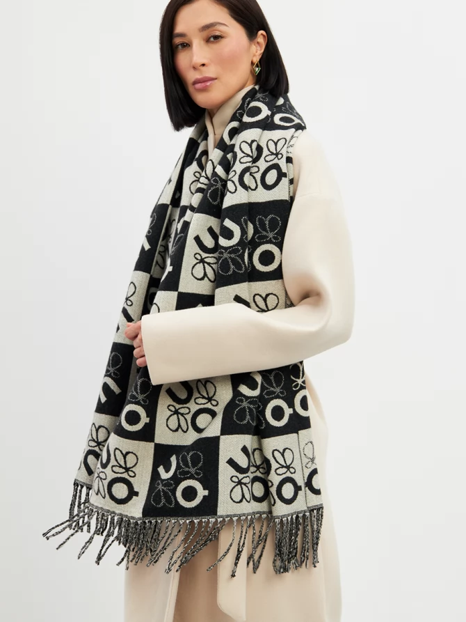 Палантин женский с черно-белым абстрактным узором и бахромой