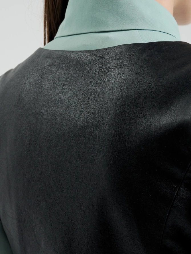 Жилет из эко-кожи с V-образным вырезом