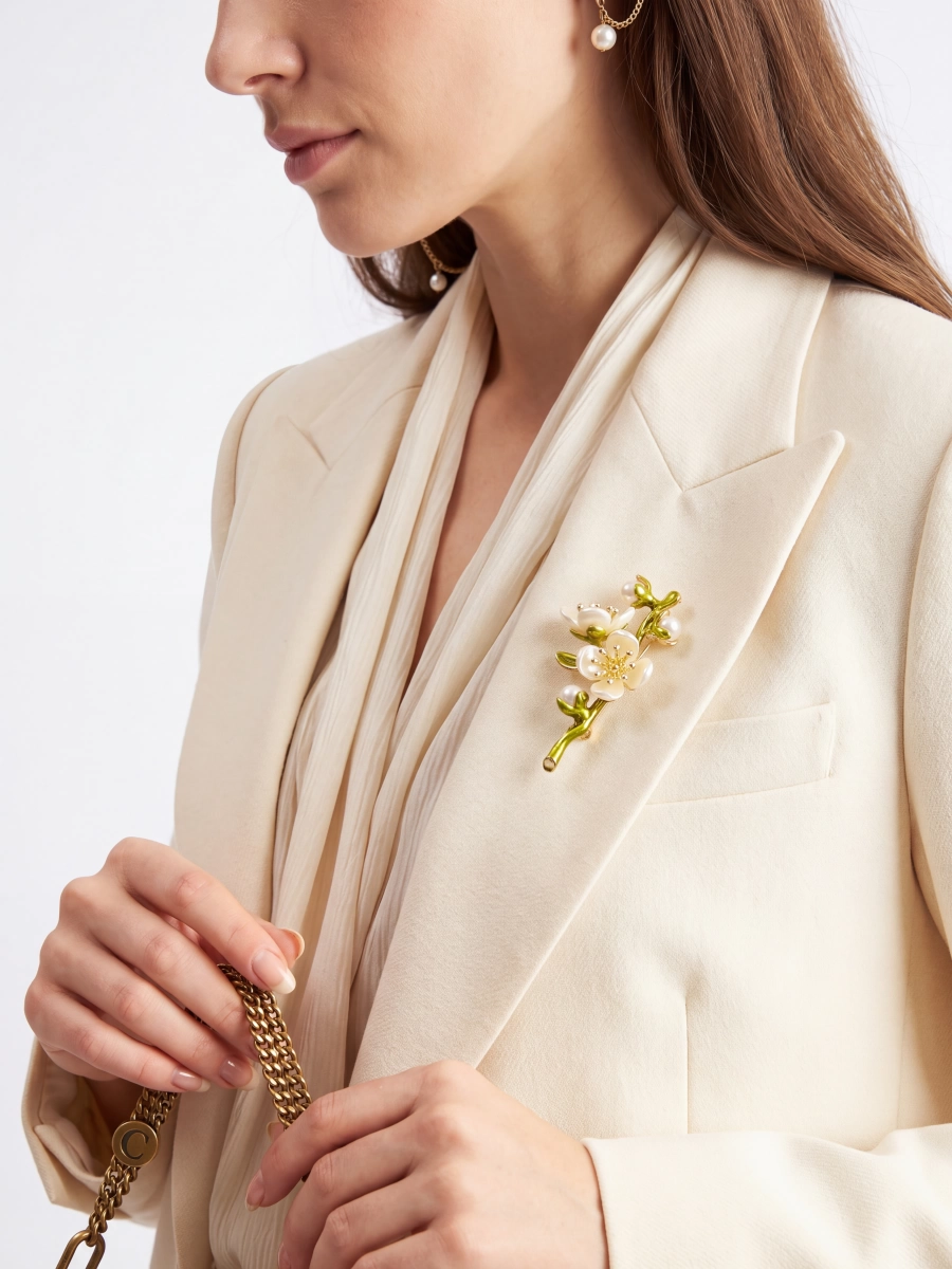 Брошь ветка сакуры молочная