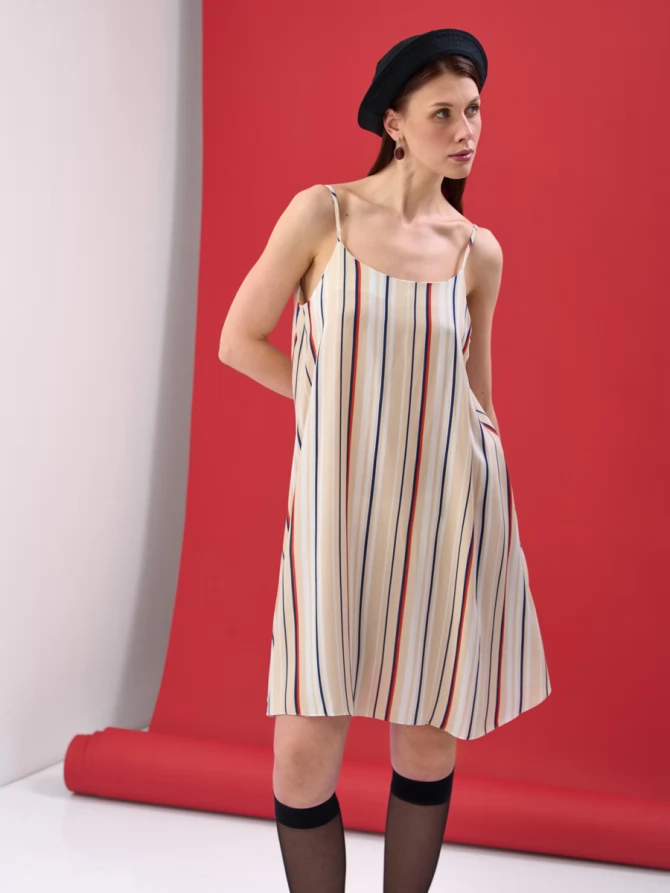 Платье-трапеция с открытой спиной