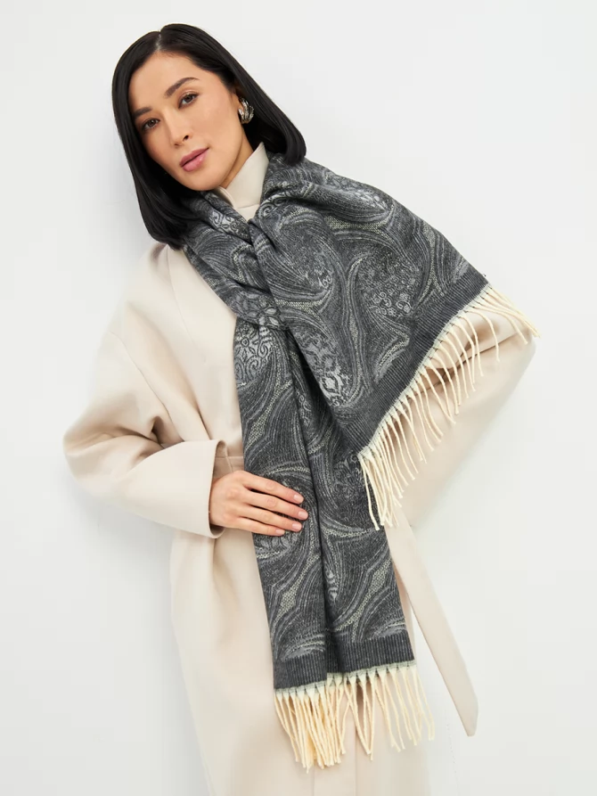 Палантин женский с узором и бахромой
