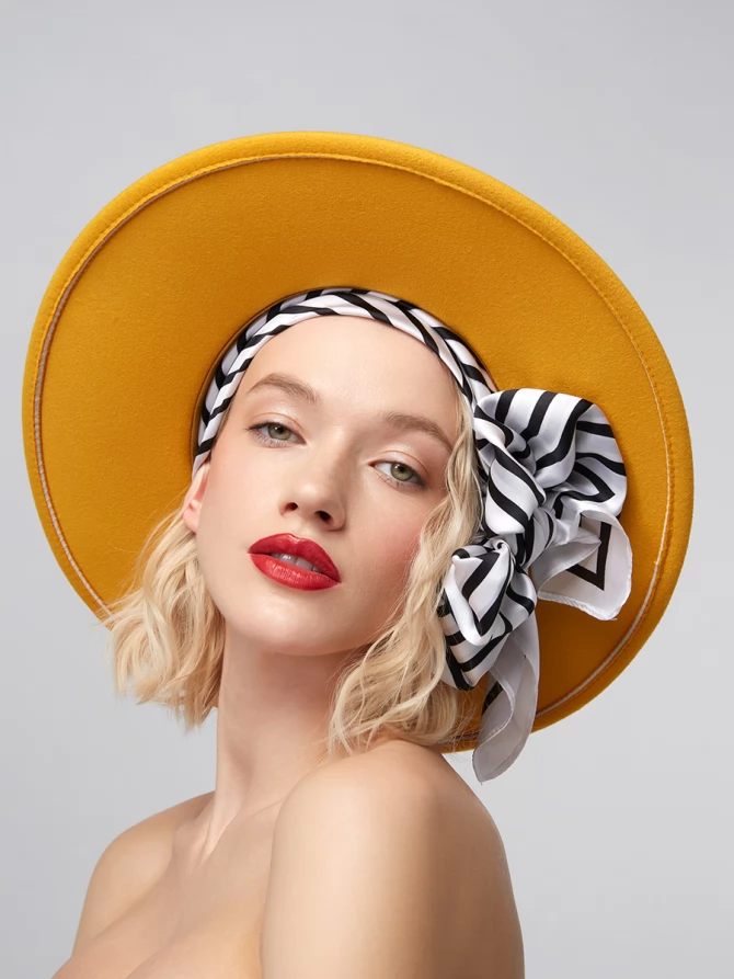 Платок с диагональным полосатым принтом