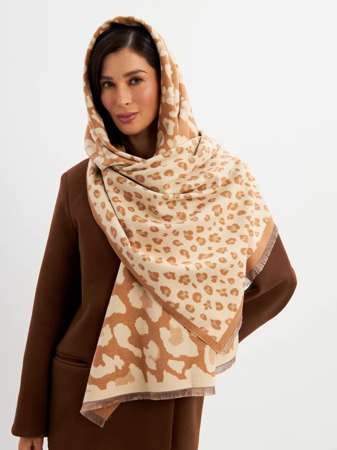 Палантин женский с анималистичным принтом