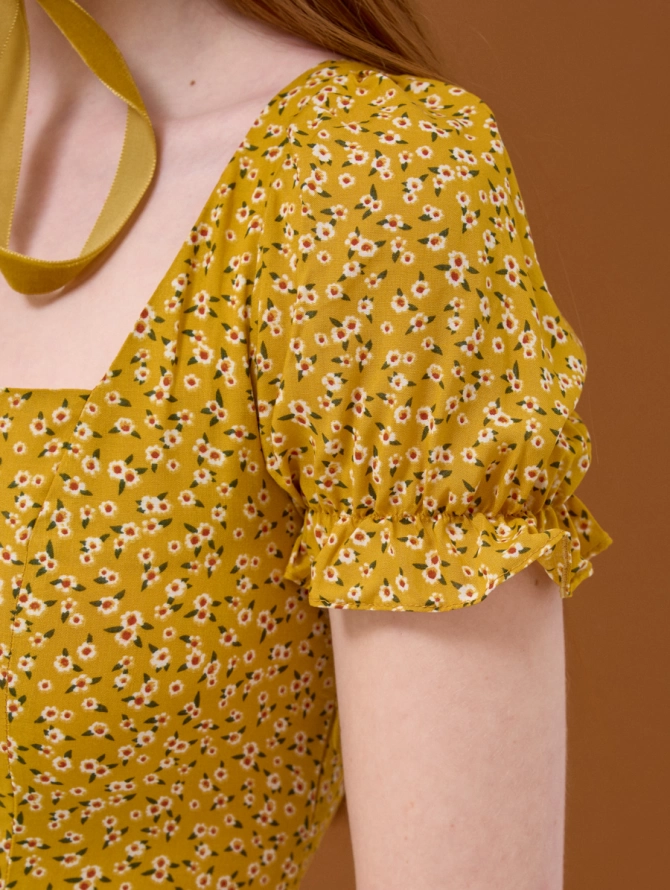 Платье мини А-силуэта с цветочным принтом и резинкой на спинке