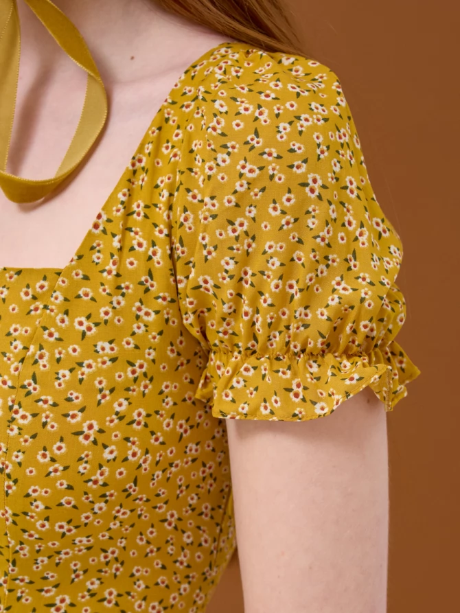 Платье мини А-силуэта с цветочным принтом и резинкой на спинке